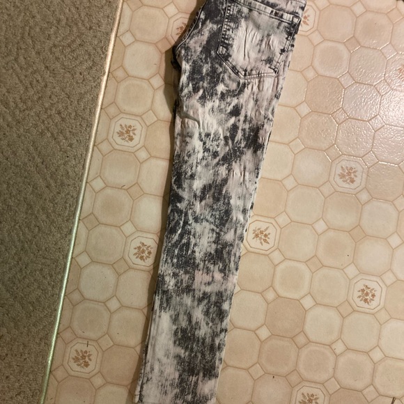 Miley Cyrus max ariza skinny jeans - Picture 2 of 2